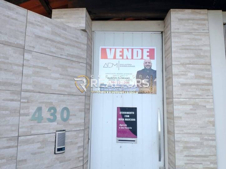 Casa à venda e aluguel com 3 quartos, 234m² - Foto 2